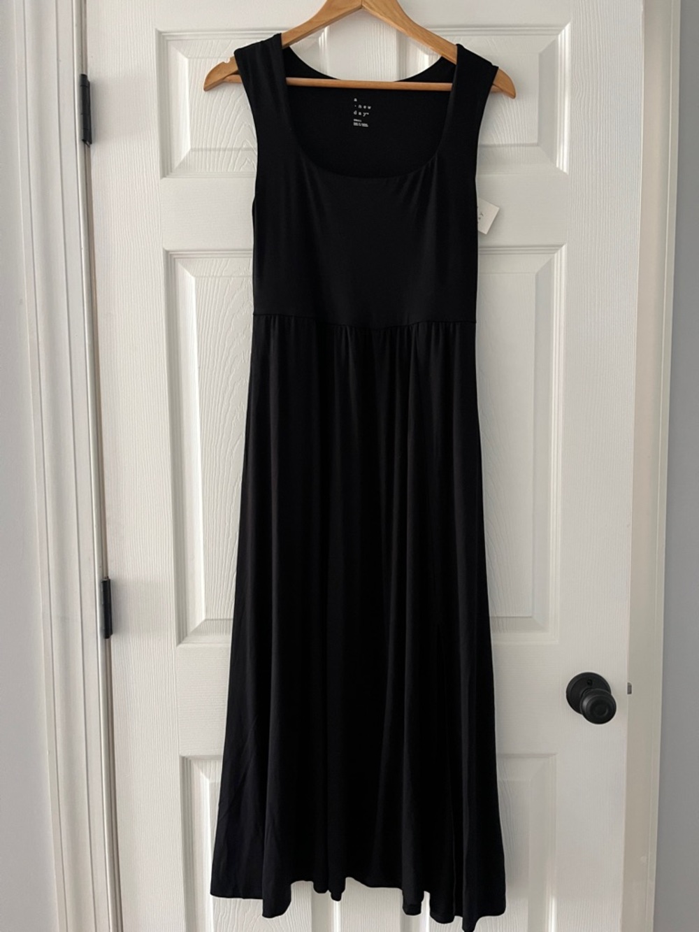 Black Scoop Neck Sleeveless Maxi Dress